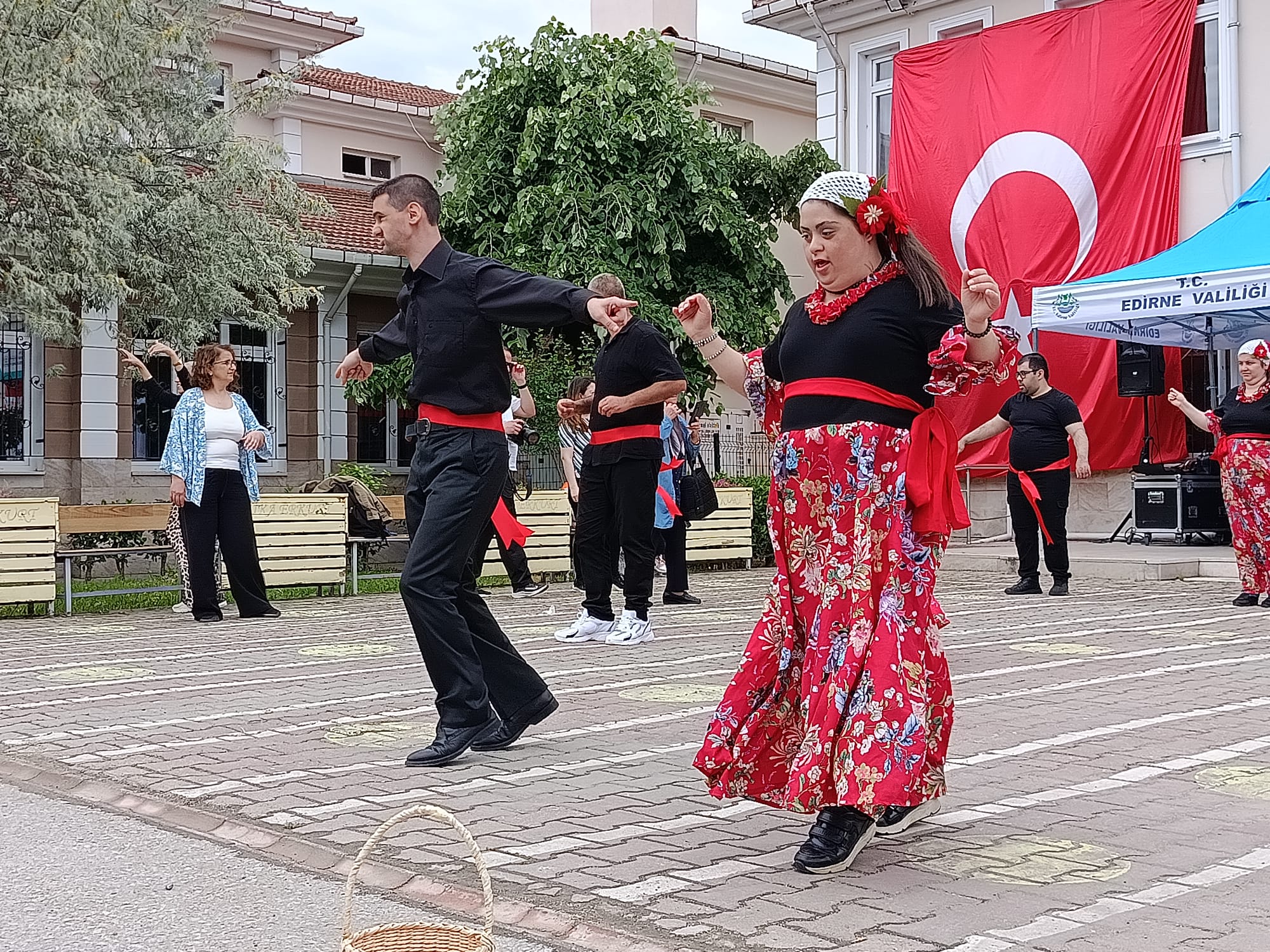 Edirne'de 'Engelliler Haftası' etkinlikleri kapsamında, özel gereksinimli gençler için temsili asker uğurlama töreni düzenlendi. Renkli görüntülerin yaşandığı programda, asker üniforması giyen gençlerin ellerine kına yakıldı.
